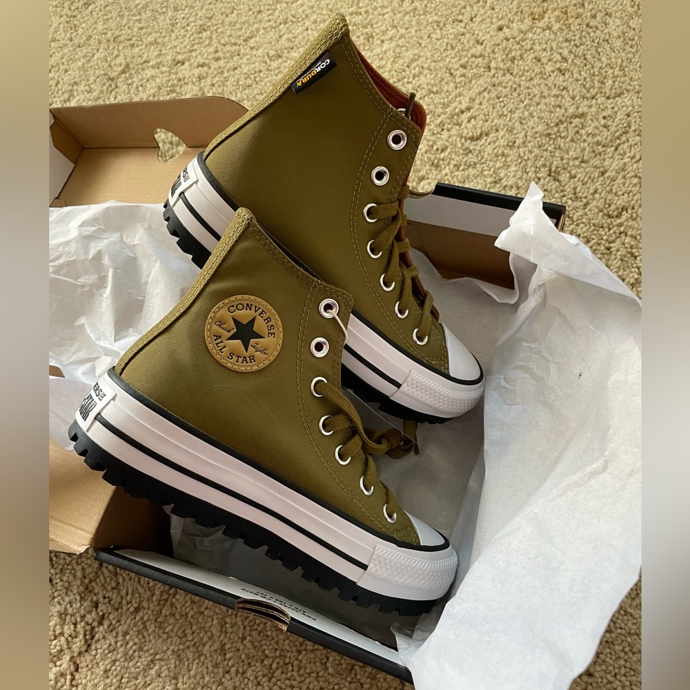Chuck Taylor All Star City Trek in green. Size 3 men’s and 4.5 women’s.